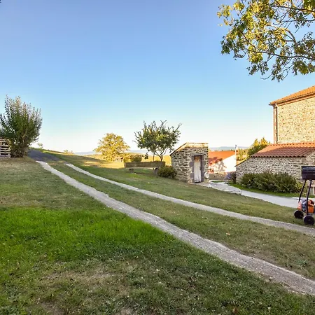 Hébergement de vacances In Saint-beauzire With Garden And Private Terrace