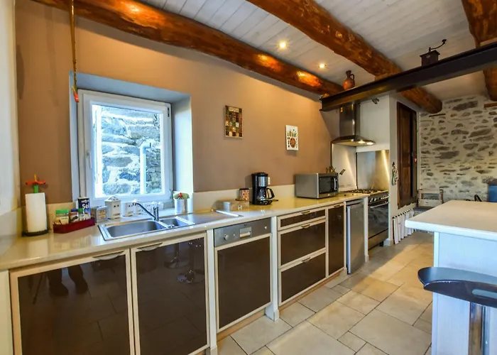 In Saint-beauzire With Garden And Private Terrace 圣比兹