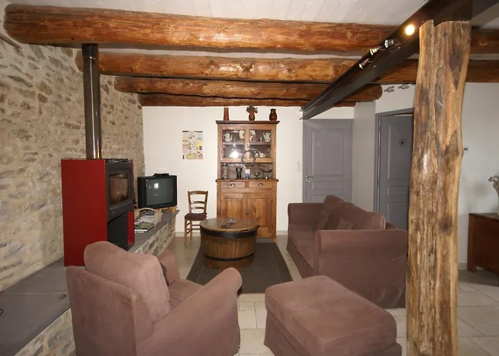 In Saint-beauzire With Garden And Private Terrace 圣比兹